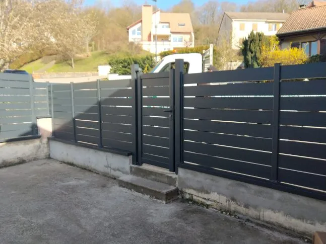 Fabricant de clôture en panneaux rigides à Raon-l’Étape : des clôtures adaptées à votre extérieur